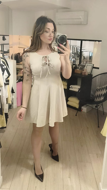 Robe patineuse col noué. colorie beige . photo porté. 