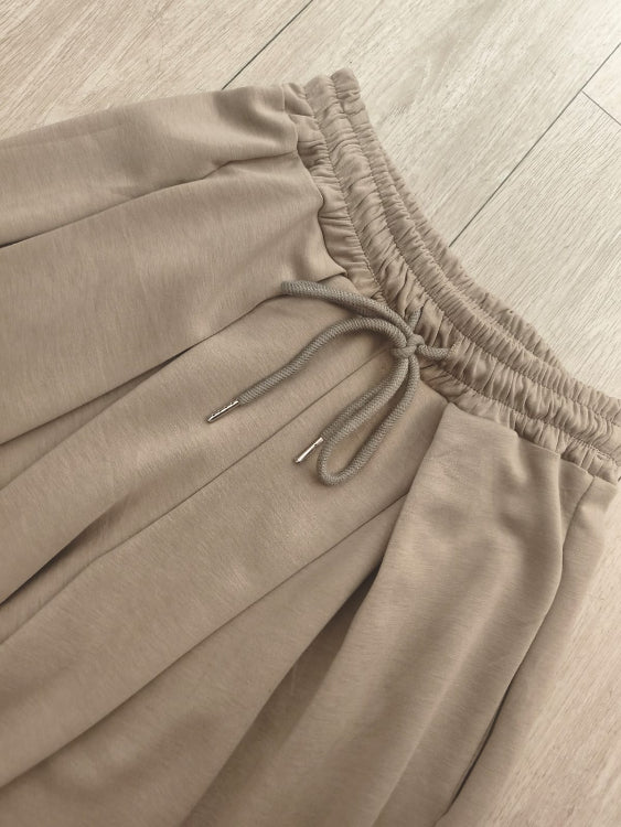 Jogging a pli. colorie beige . photo a plat. 