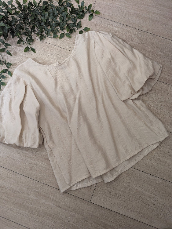 Top fluide en tissus effet lin . colorie beige. photo a plat. 