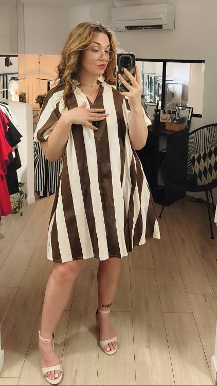 Robe courte forme trapèze en coton rayé. photo porté colorie marron  