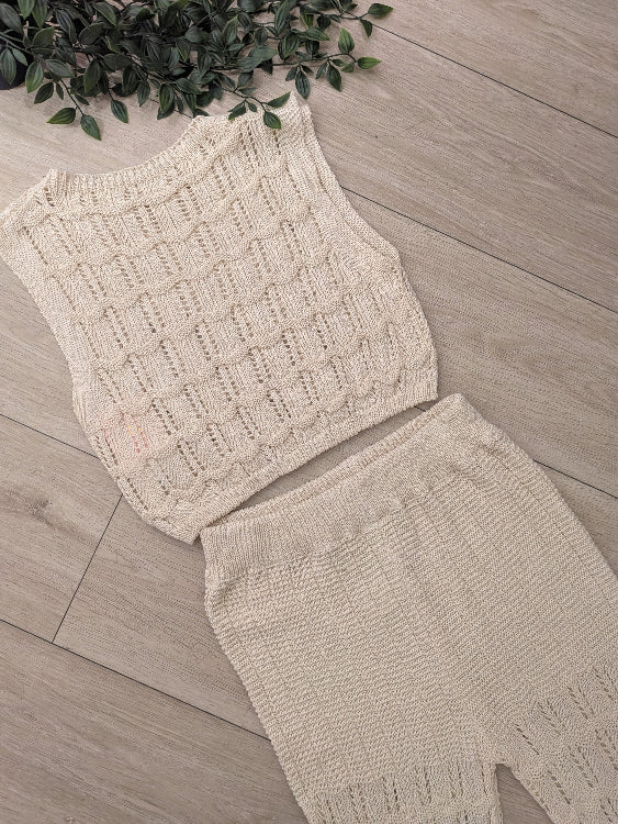 Ensemble en crochet composé d'un débardeur court et d'un pantalon. Photo a plat colorie Beige