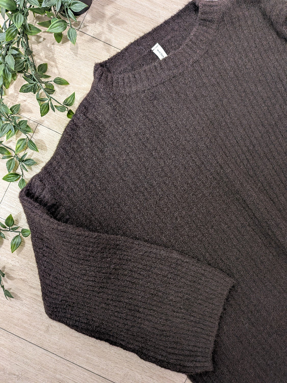 Pull tunique col rond colorie marron. photo a plat.