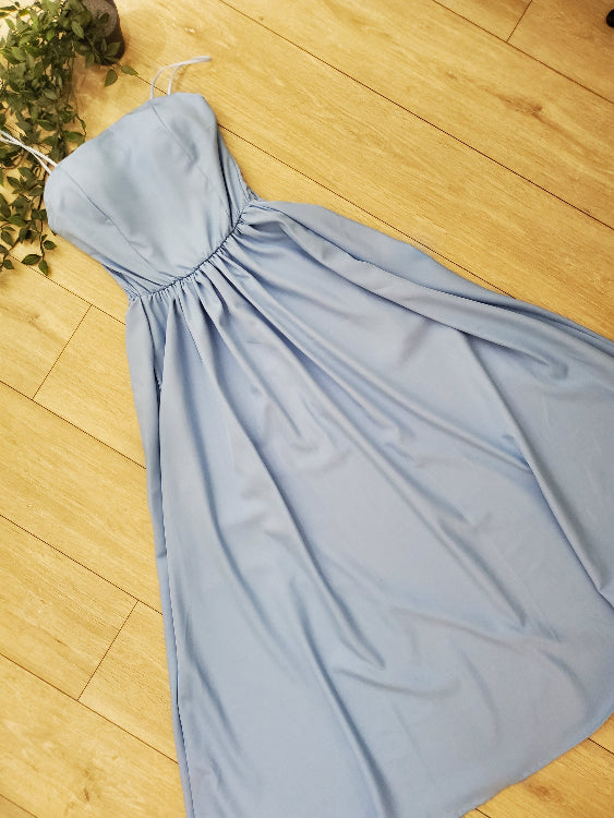 Robe longue bustier . colorie bleu ciel photo a plat. 