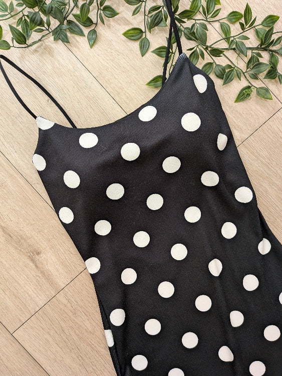 Robe longue débardeur en tissus noir a pois blanc. Photo porté. 