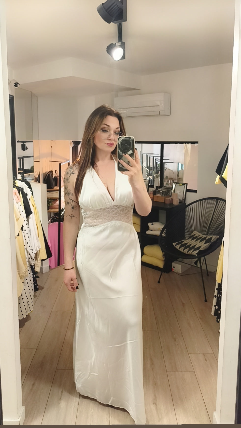 Robe longue en satin et dentelle . Photo porté colorie Blanc.