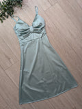 Robe patineuse en satin vert d'eau. 
