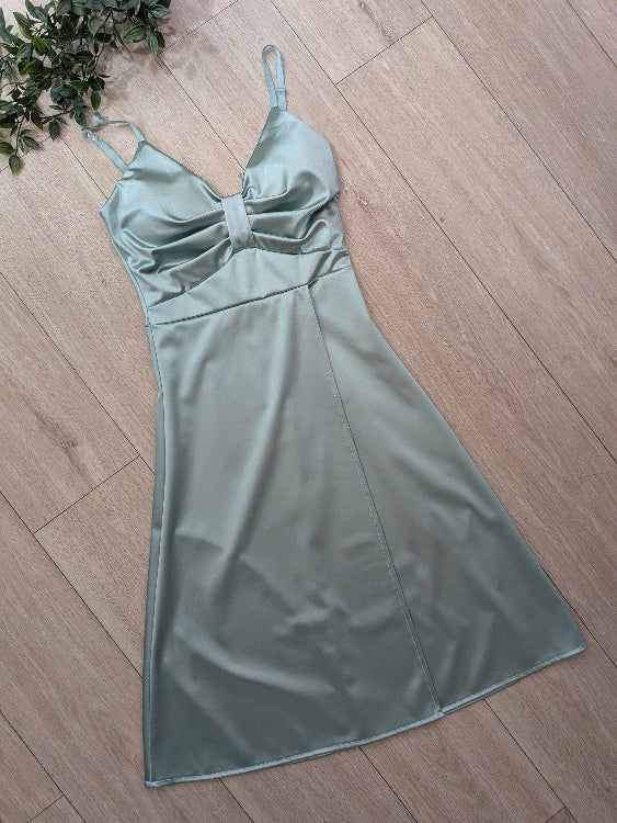 Robe patineuse en satin vert d'eau. 
