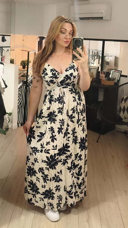 Robe longue fine bretelles en tissus imprimé fleur bleu marine et doré sur fond blanc. photo porté. 