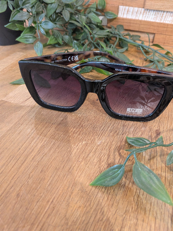 Lunettes de soleil carré en acétate. Colorie noir . 