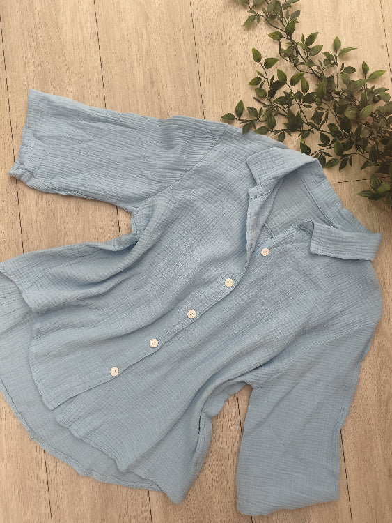Chemise en gaz de coton . photo a plat colorie bleu