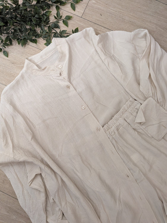 Ensemble chemise longues pantalon tissus effet lin. Photo a plat. colorie beige. 
