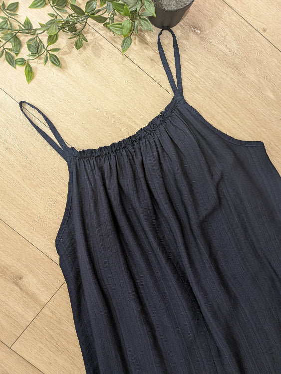 Robe débardeur fluide longue colorie marine. Photo détail. 
