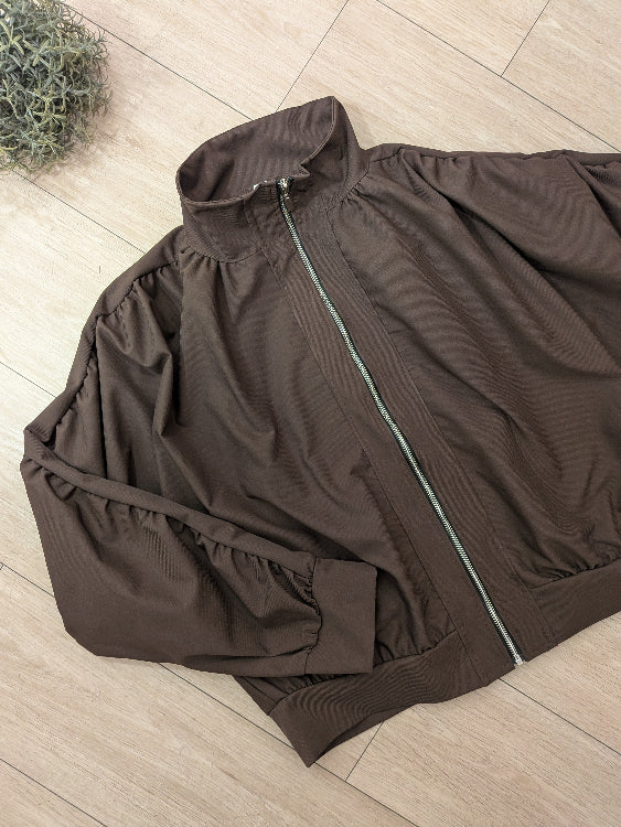 Blouson manches froncées marron . photo a plat. 