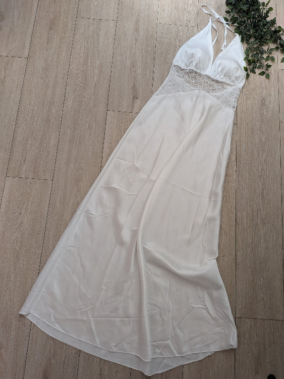 Robe longue en satin et dentelle . Photo a plat colorie Blanc.