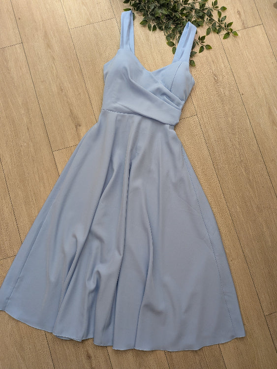 Robe de cérémonie longueur midi. colorie bleu ciel. Photo a plat.