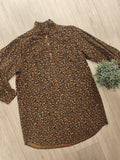 Robe velours imprimé léopard. colorie Camel. photo a plat