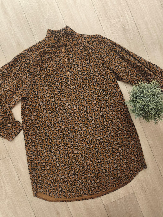 Robe velours imprimé léopard. colorie Camel. photo a plat