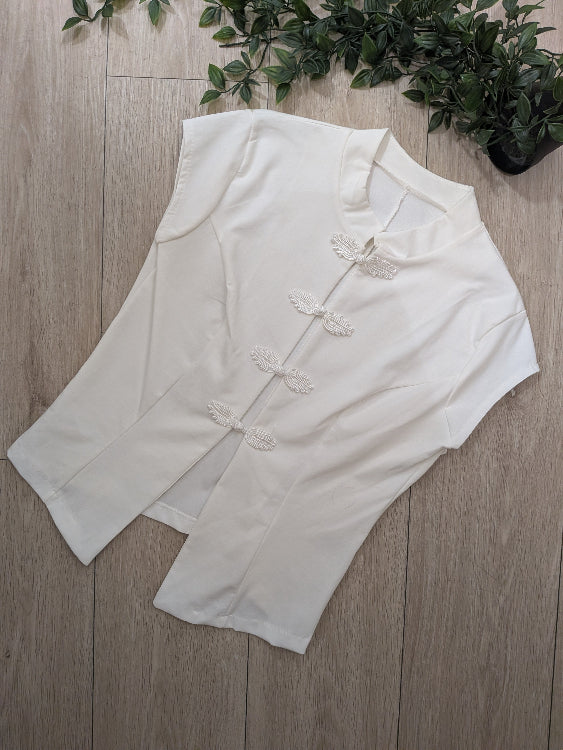 top manche courte style Qipao, colorie blanc. photo a plat.