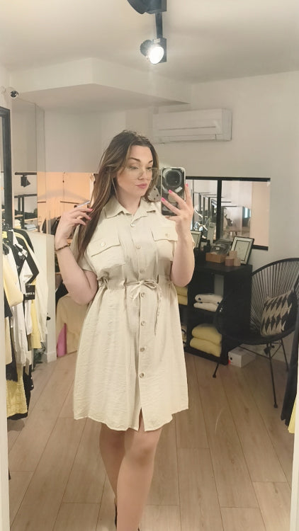 Robe chemise saharienne. colorie beige . photo porté.