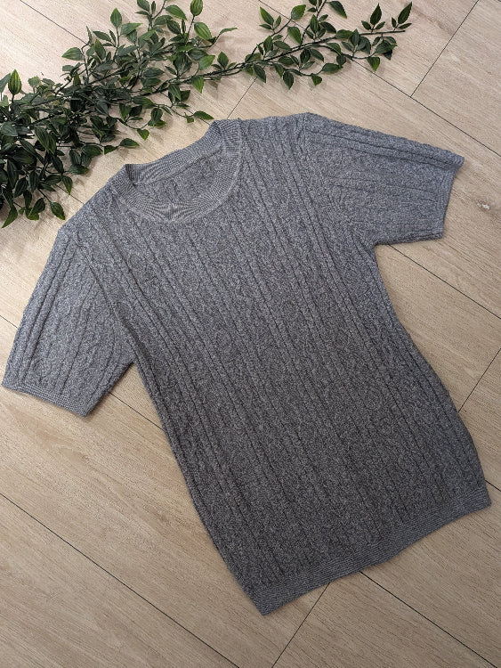 Pull fin torsadé manches courtes. colorie gris photo a plat.