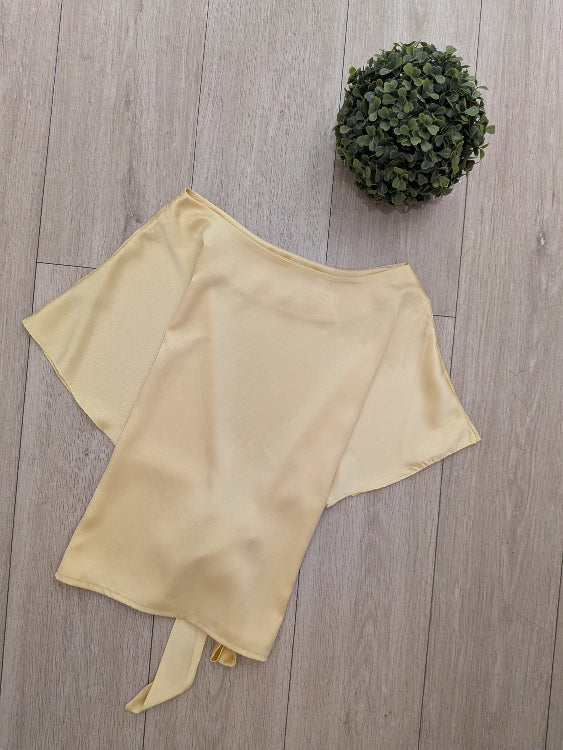 Top en satin noué. colorie jaune. photo a plat