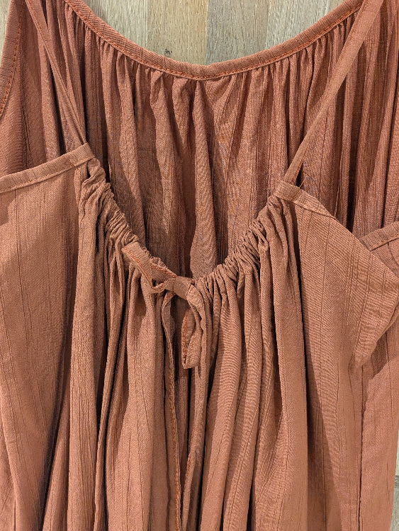 Robe oversize dos nue réglable. colorie brique . photo a plat.
