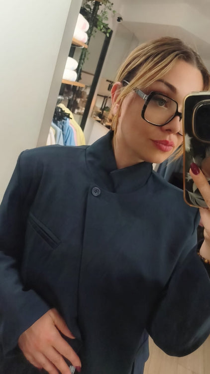 veste asymétrique fermeture col avec 1 bouton. colorie marine. Photo portée