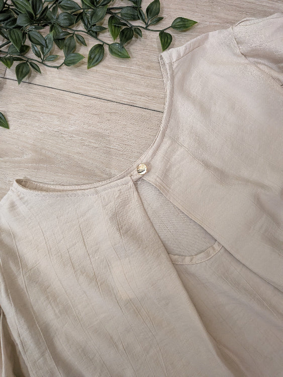 Top fluide en tissus effet lin . colorie beige. photo a plat dos détail fermeture. 