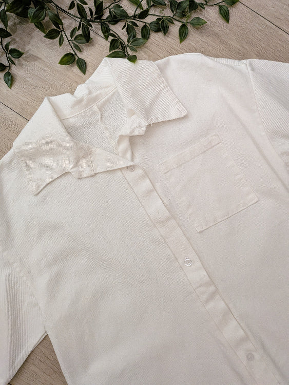 Combi-short en jean colorie blanc. photo détail col. 