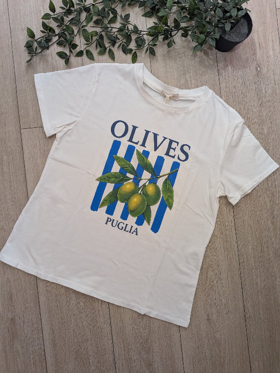 T-shirt imprimé olive porté avec une jupe fluide. 