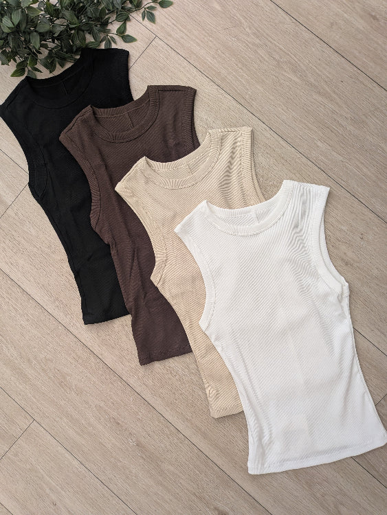 Débardeur marcel en tissus côtelé. Photo a plat. Colorie noir, marron, beige et blanc. 
