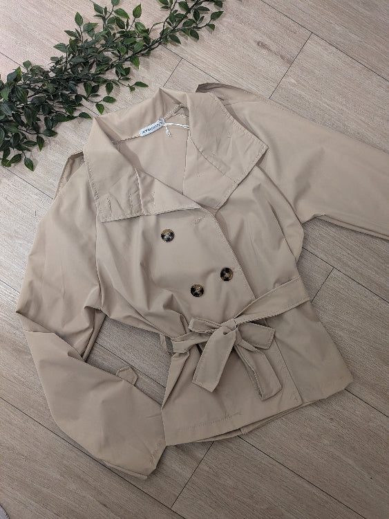 trench court beige. photo a plat, col ouvert. 