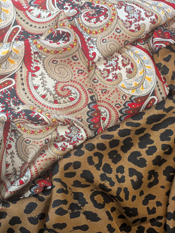 Robe foulard imprimé léopard colorie marron. Photo détail imprimé. 