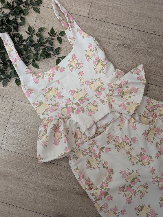 Ensemble top et pantalon en tissus fleurie. Photo a plat détail