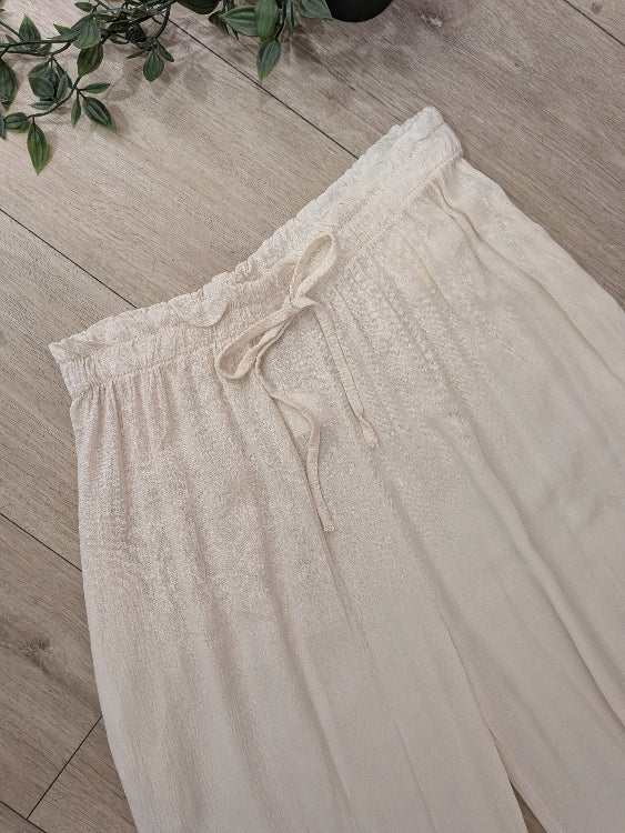 Pantalon fluide ecru. photo a plat détail