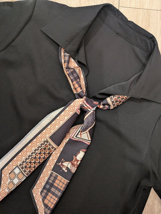 Chemisier cravate foulard. colorie noir.