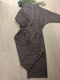 Ensemble composé d'un blouson et d'un pantalon large en tissus monogrammé marron. 