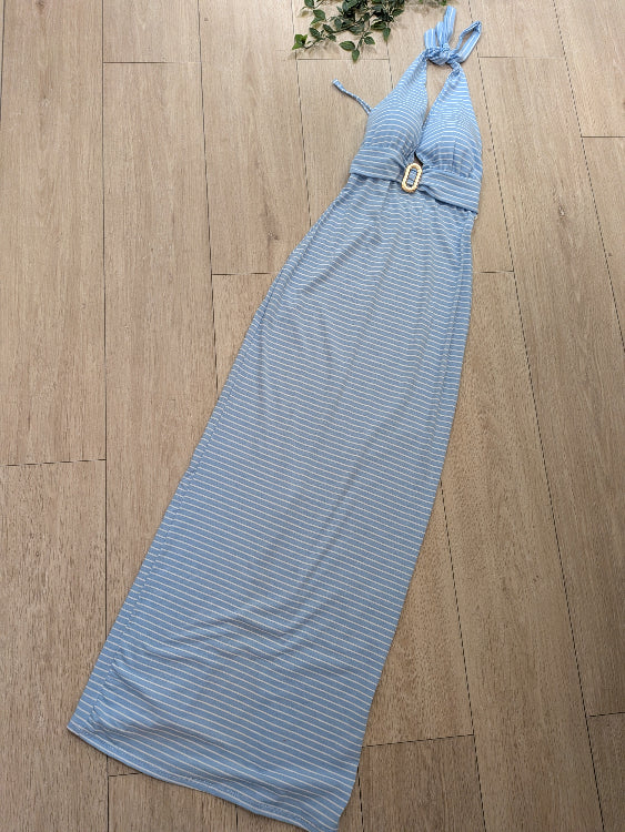 Robe longue bleu ciel a rayures blanches. photo a plat.
