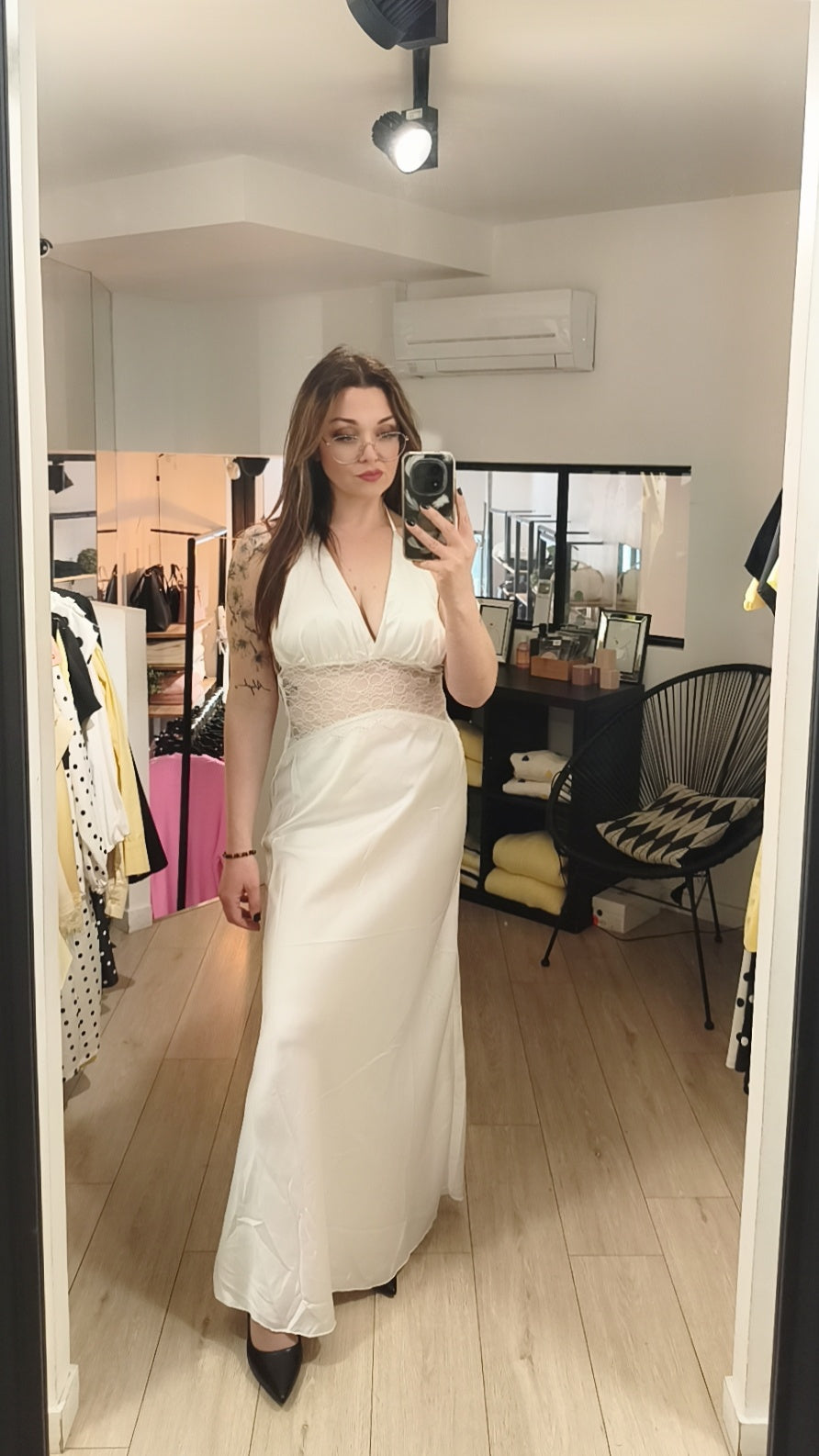 Robe longue en satin et dentelle . Photo porté colorie Blanc.