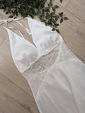 Robe longue en satin et dentelle . Photo détail dentelle. colorie Blanc.