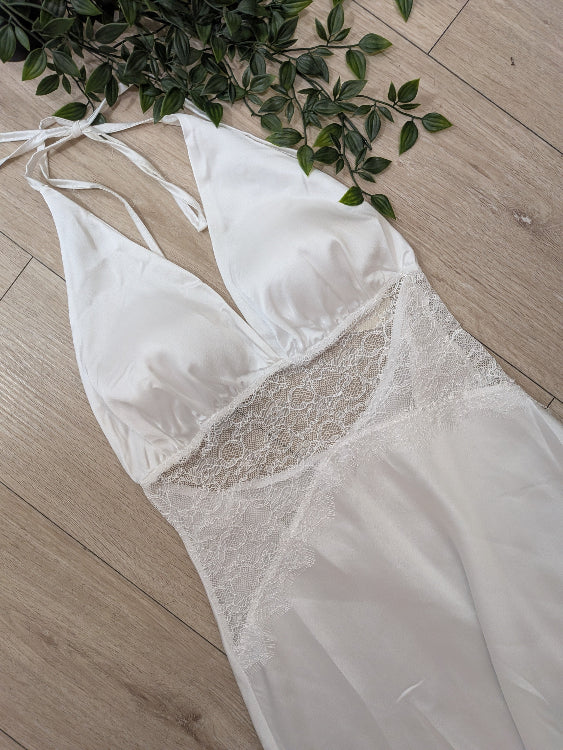 Robe longue en satin et dentelle . Photo détail dentelle. colorie Blanc.