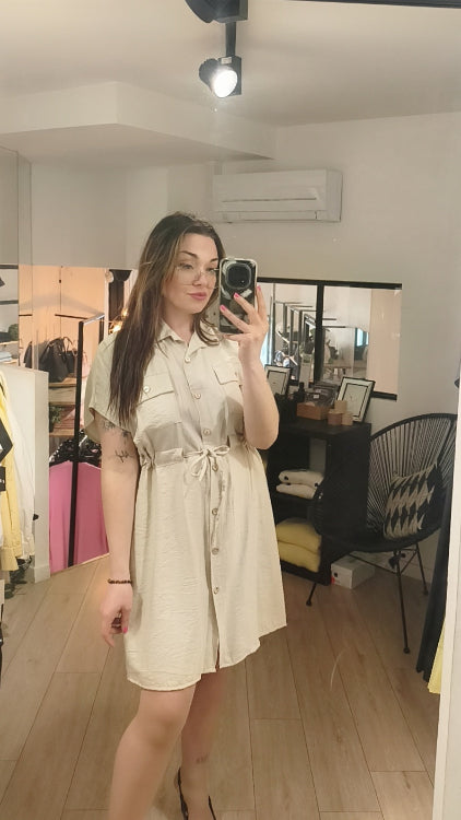 Robe chemise saharienne. colorie beige . photo porté.