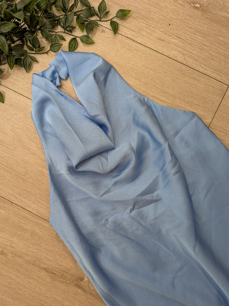 Tunique asymétrique en satin. photo détail colorie bleu. 