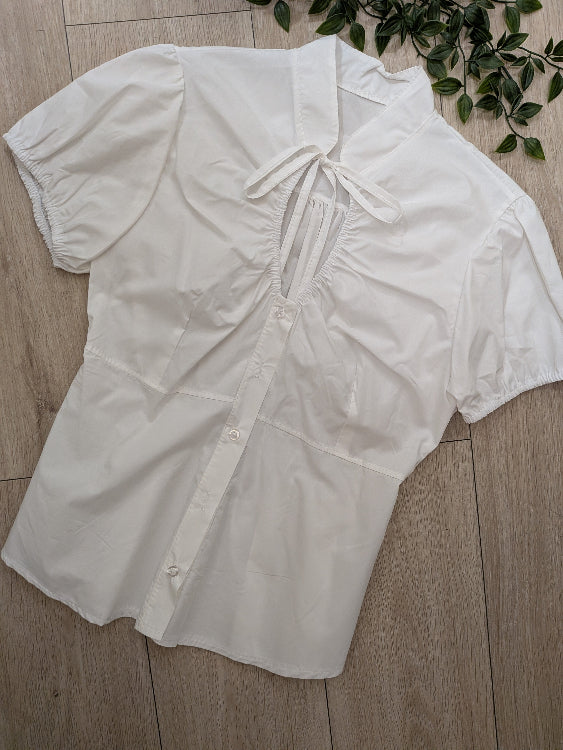 chemise cintré froncé colorie blanc photo a plat. 