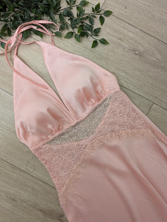 Robe longue en satin et dentelle . Photo détail dentelle. colorie rose.