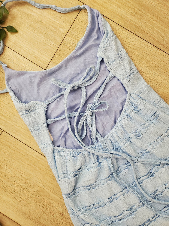 Robe longue en tissus effet froufrou. dos nue. Photo détail dos. colorie bleu. 