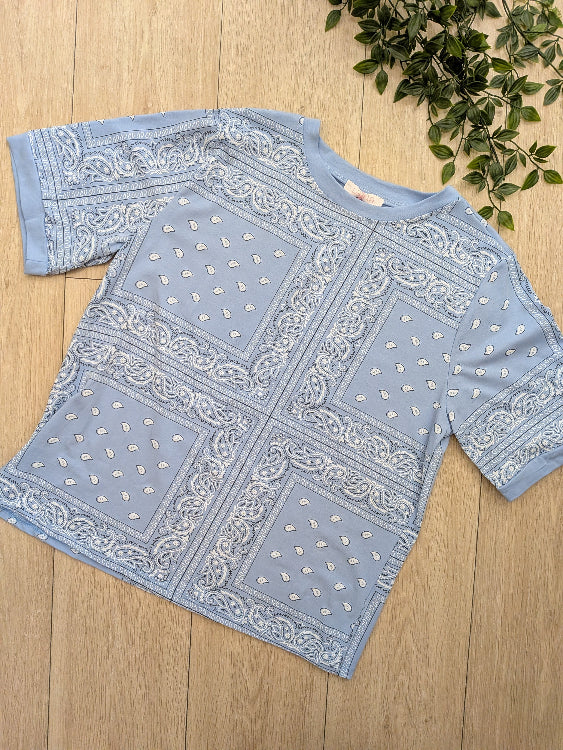T-shirt imprimé bandana colorie bleu. Photo a plat. 