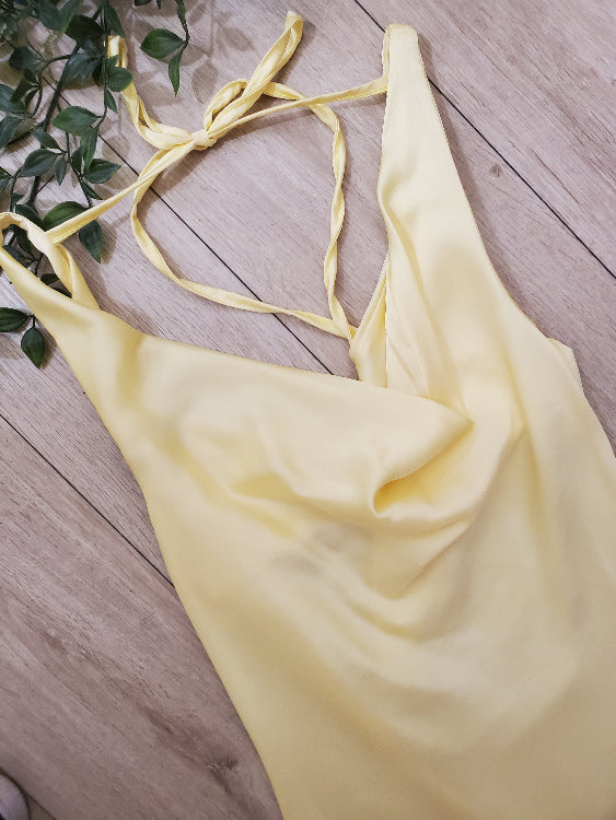 Robe longue en satin drapé dos nue. Colorie jaune. photo détail col. 