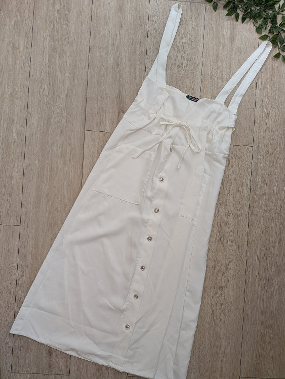 Jupe salopette colorie blanc . photo a plat. 