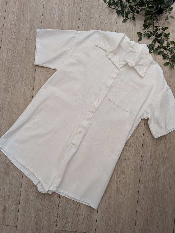Combi-short en jean colorie blanc photo a plat. 